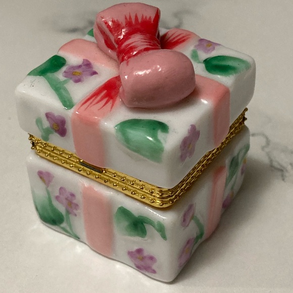 Floral Ceramic Trinket Box with Pink Bow - Picture 2 of 5